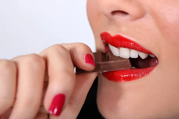 Kobieta jedząca czekoladę — Zdjęcie stockowe