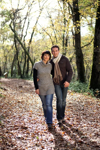Couple marchant dans le parc en automne — Photo