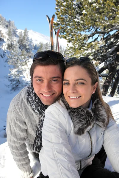 Пара катається на лижах у горах — стокове фото