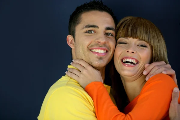 若いカップルを抱いて笑顔 — ストック写真