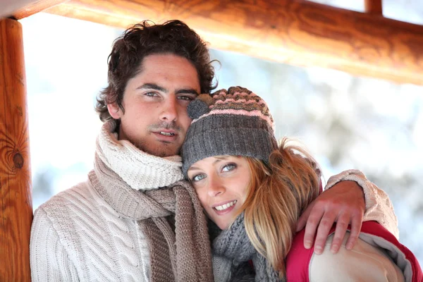 Paar gekleed in winter kleding — Stockfoto