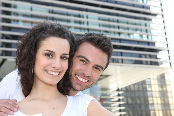 Ehepaar im Neubaugebiet — Stockfoto