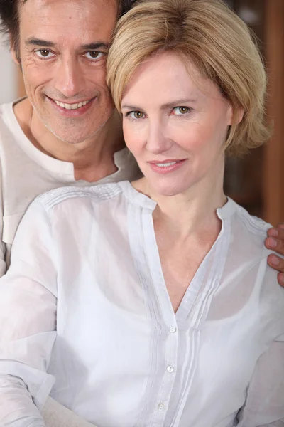 Muž a žena se usmívají — Stock fotografie