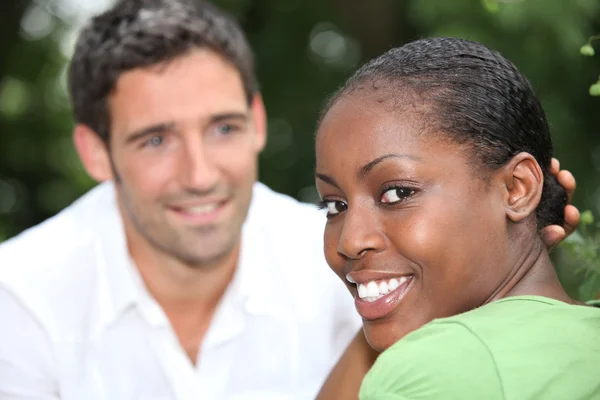 Sorridente coppia di razza mista — Foto Stock