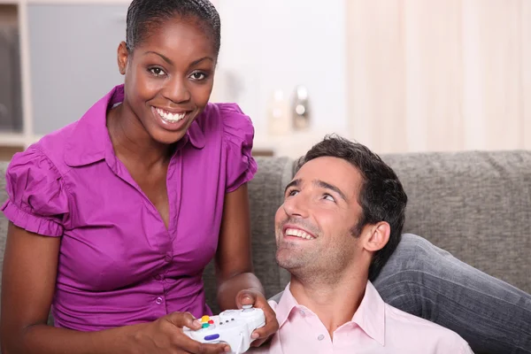 Muž a žena zábavné hraní video her — Stock fotografie