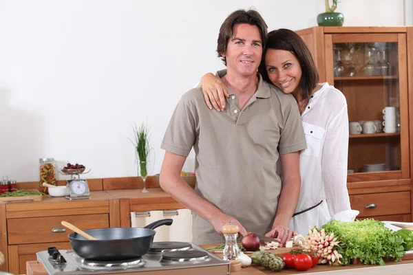 Couple préparant le dîner dans la cuisine — Photo