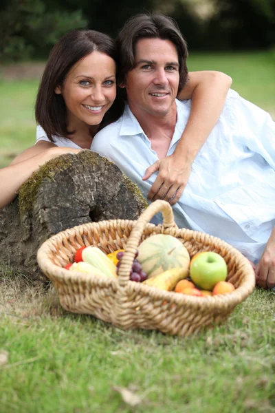 Ett medelålders par har picknick. — Stockfoto