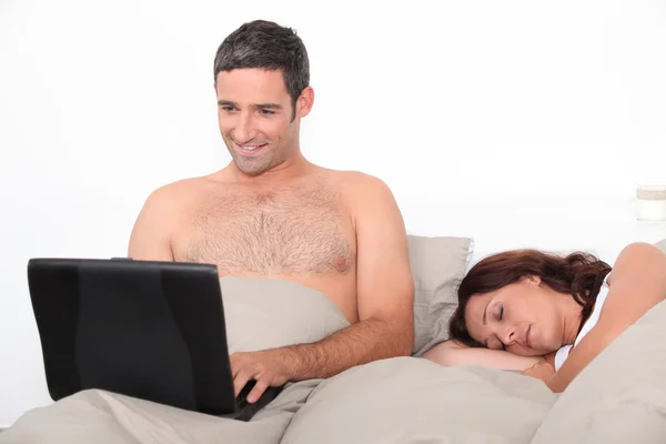 Retrato de um casal na cama — Fotografia de Stock