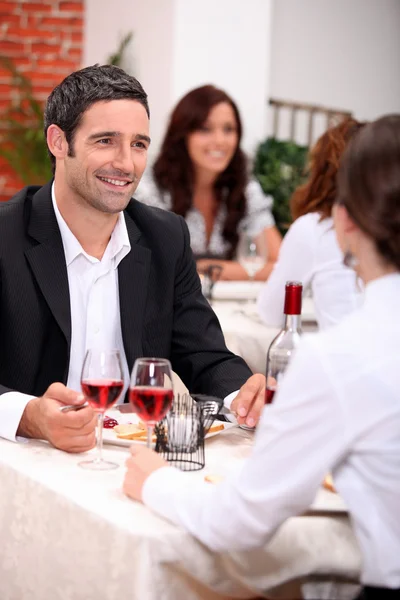 Par njuter av en romantisk måltid tillsammans — Stockfoto