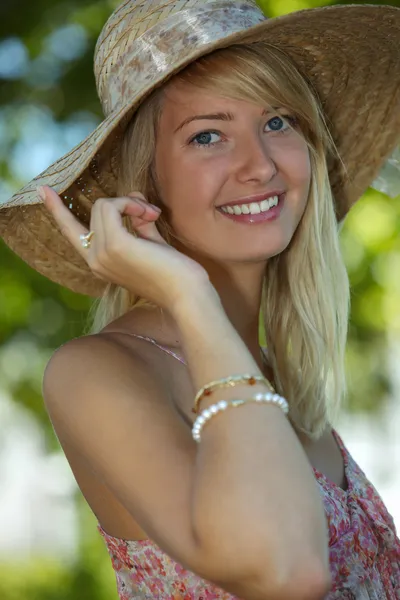 Žena nosí letní slaměný klobouk — Stock fotografie