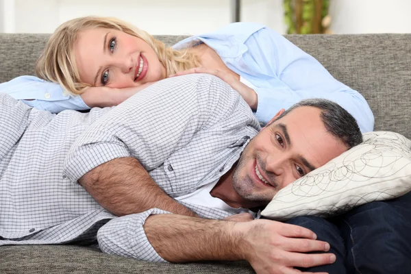 Par liggande på en soffa — Stockfoto