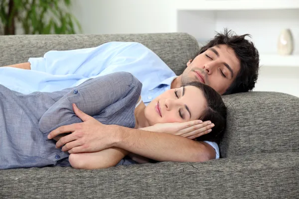 Par sover på soffan — Stockfoto