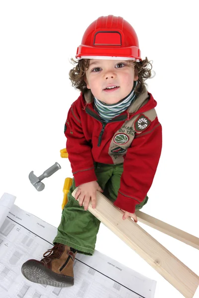 Malý chlapec, oblečený jako stavitel — Stock fotografie
