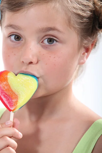 Glad liten tjej anläggning lollipop — Stockfoto