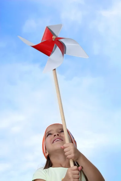 Menina brincando com moinho de vento brinquedo — Fotografia de Stock