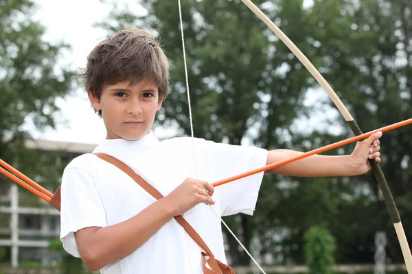 男孩用弓和箭 — 图库照片
