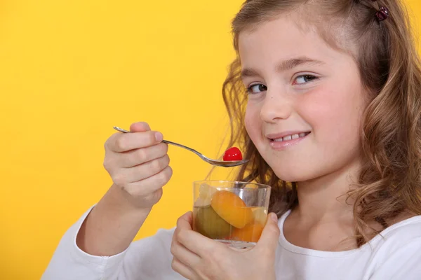 과일 샐러드를 먹는 귀여운 소녀 — 스톡 사진