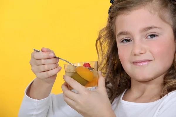 Kleines Mädchen isst Fruchtcocktail — Stockfoto