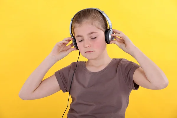 在耳机上听音乐的女孩 — 图库照片