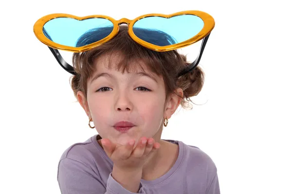 Malá holčička foukání polibky — Stock fotografie