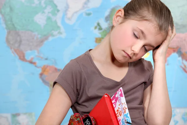 Gelangweiltes Mädchen schläft in der Schule ein — Stockfoto