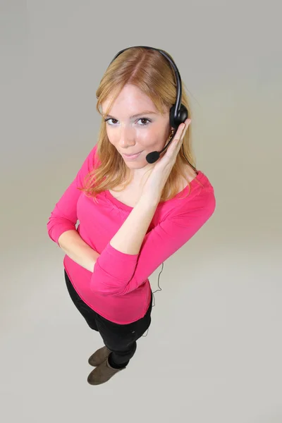 Hochwinkelaufnahme der blonden Beraterin mit Kopfhörern — Stockfoto