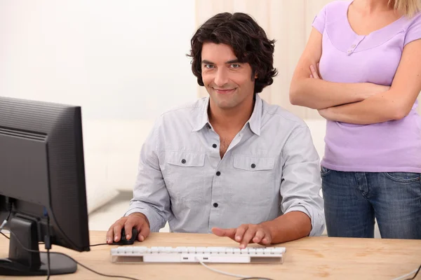 Un hombre haciendo computadoras y una mujer enojada — Foto de Stock
