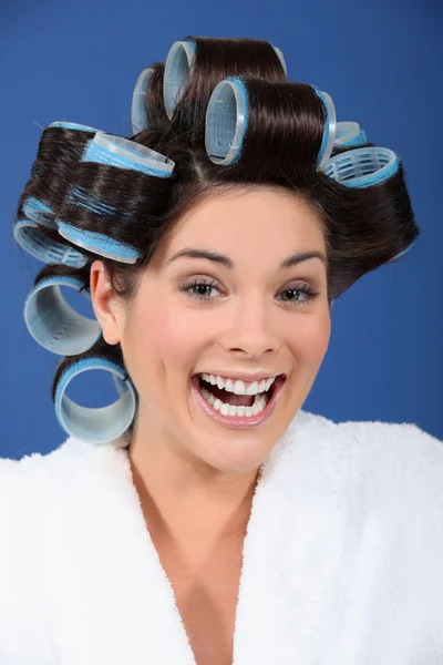 Γέλιο γυναίκα με τα μαλλιά της με βέλκρο οδοστρωτήρες — Φωτογραφία Αρχείου