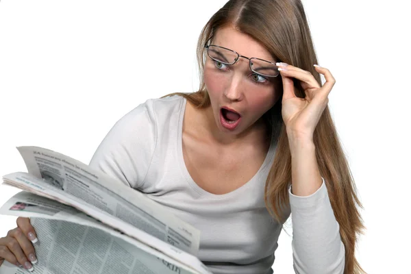 Mulher chocado ler jornal — Fotografia de Stock