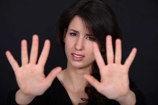 Vrouw een stop teken gebaar met haar handen maken — Stockfoto