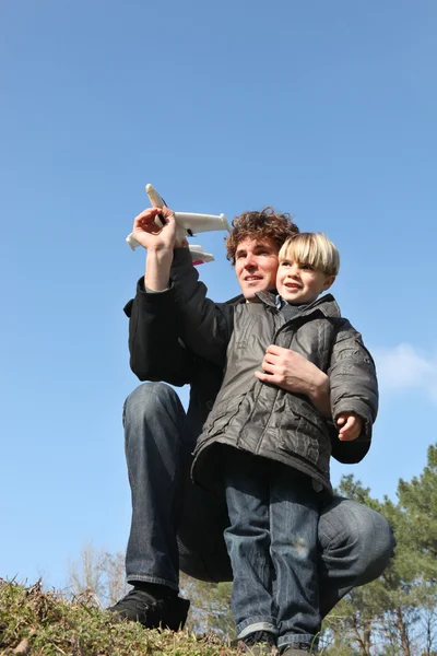 Отец и сын с игрушечным самолетом — стоковое фото