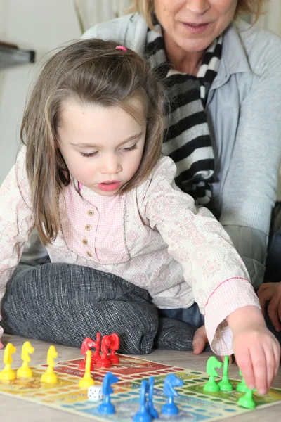 Babcia pomaga jej wnuk z puzzle — Zdjęcie stockowe