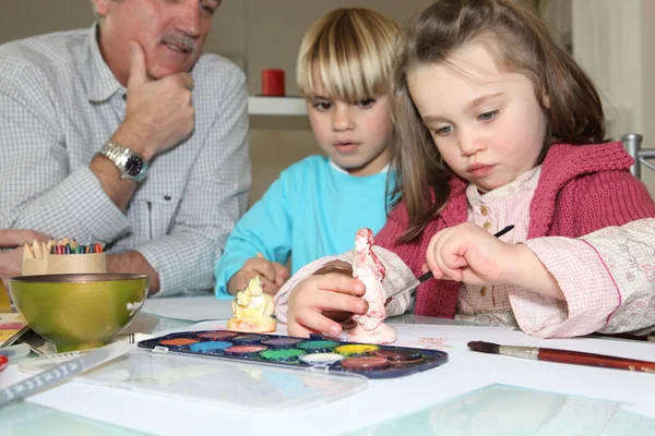 Dzieci malowanie gipsowe modele — Zdjęcie stockowe