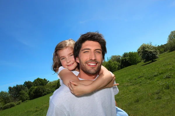 Man met een meisje op zijn rug — Stockfoto