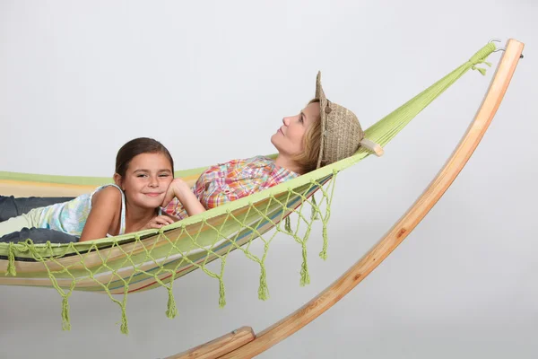 Mother and daughter relaxing in hammock — Stock Photo, Image