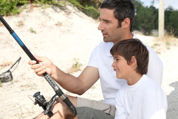 Édesapja és a kis fiú halászati út — Stock Fotó