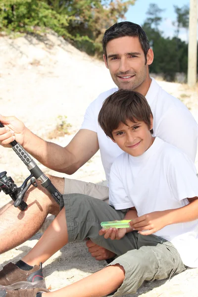 Père et fils pêche — Photo
