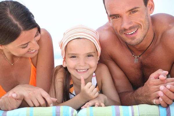 Jong gezin op het strand — Stockfoto