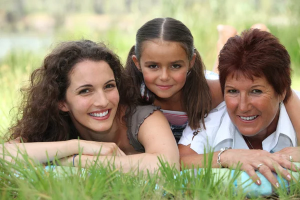 Anneanne, anne ve kızı çim yalan — Stok fotoğraf