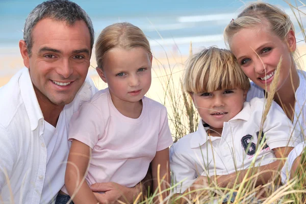 Ung familj i sanddynerna — Stockfoto