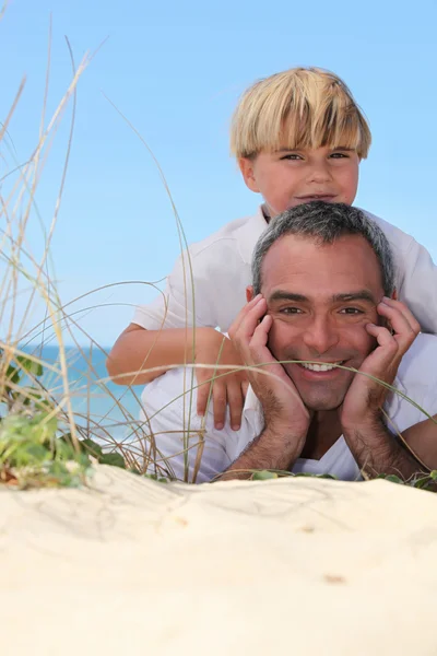 Père et fils à la plage — Photo