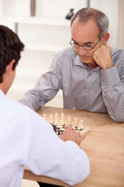 Baba ve oğul satranç oynuyor — Stok fotoğraf