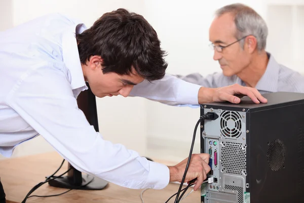 Técnico reparando una computadora — Foto de Stock