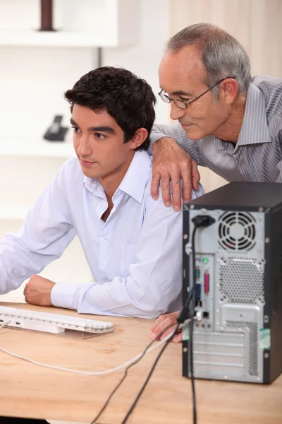 Padre e hijo en el ordenador . —  Fotos de Stock