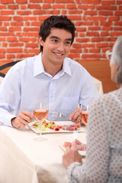 Een jongen en zijn grootmoeder in restaurant — Stockfoto