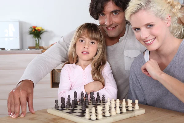 Семья играет в шахматы — стоковое фото