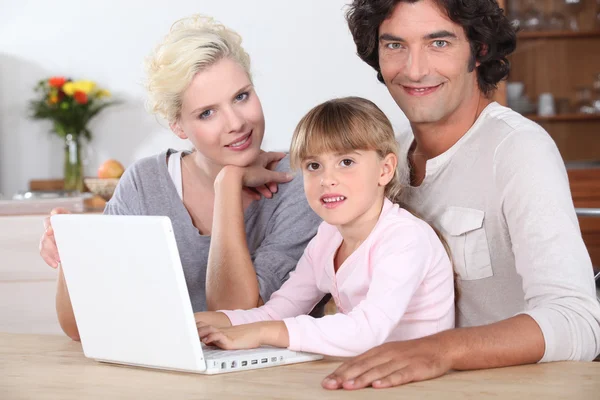 Aile dizüstü bilgisayar kullanıyor — Stok fotoğraf