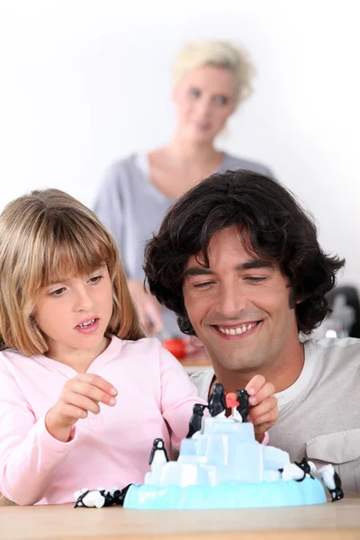 一位父亲和他的女儿玩 — 图库照片