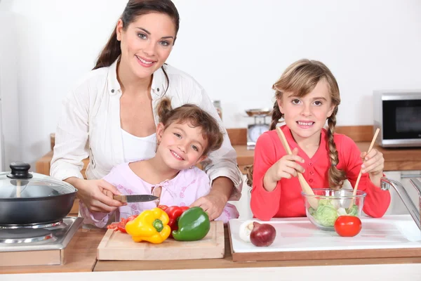 Dzieci gotowania z matką — Zdjęcie stockowe