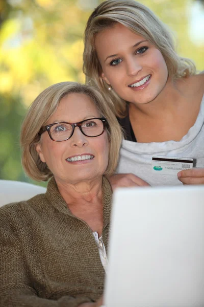 Młoda kobieta i starszy kobieta robi zakupy w Internecie — Zdjęcie stockowe